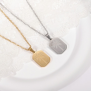 Chaînes personnalisées plaquées or 18 carats, résistantes au ternissement, en acier inoxydable, avec pendentif palmier coco pour hommes et femmes, en cadeau - Product Image 2