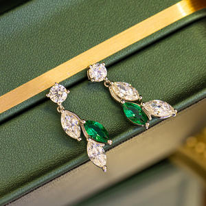 Boucles d'oreilles de style vintage avec émeraudes de laboratoire, en argent sterling et émail vert – Achetez des bijoux en ligne - Product Image 2