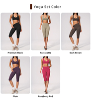 Ensemble de yoga sans couture prêt pour le studio : soutien-gorge dos nageur et leggings capri – Tenue de fitness et de yoga
