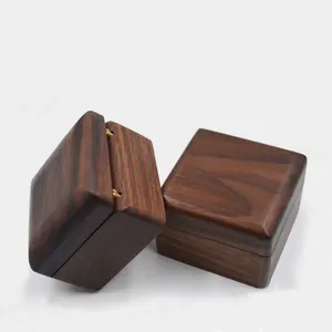 Boîte à bagues carrée en bois avec logo personnalisé emballage de boîte à bagues cadeau de luxe en bois mini bague de boxe présentoir de bijoux de mariage boîte de rangement