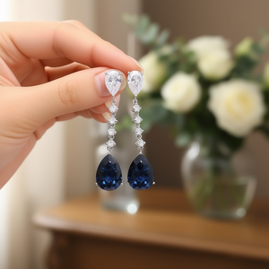 Orecchini Pendenti E3681 in Oro Bianco con Zaffiro Taglio a Pera, Gioielli Classici da Sposa per Donna - Product Image 2