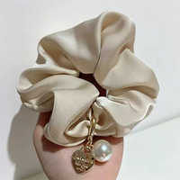 Scrunchies en satin de soie personnalisés avec décoration métallique, marque privée, faits à la main, élastiques à cheveux de haute qualité, scrunchies de 5 cm