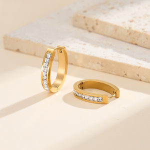 Pendientes de Aro Huggie de Lujo de Acero Inoxidable con Circonitas Pavé, Chapados en Oro de 18K, Geométricos con Diamantes, Joyería para Mujer - Product Image 6