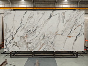 Dalles en pierre frittée Calacatta Gold 12 mm, design d'intérieur moderne, marbre en porcelaine, quartz artificiel, grande dalle, poli et soyeux - Product Image 6