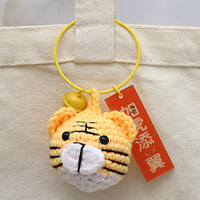 Vente en gros de pendentifs, porte-clés et ornements en forme de poupées animales mignonnes en tricot et crochet faits à la main, très populaires