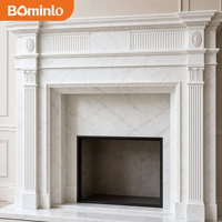 Cheminée en marbre blanc néoclassique avec pilastre cannelé, sculpture florale et manteau de cheminée à dentelle pour hall d'hôtel de luxe, villa, résidence