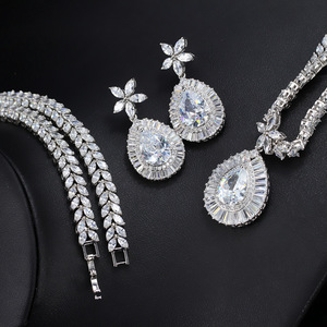 Nouveau style européen et américain <span class=keywords><strong>Ensemble</strong></span> de deux pièces pour femmes Plaqué or <span class=keywords><strong>blanc</strong></span> véritable Incrusté de zircons Boucles d'oreilles pour cadeau - Product Image 5
