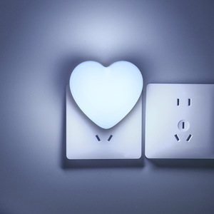 Luz de noche <span class=keywords><strong>LED</strong></span> amor en forma de corazón habitación de ahorro de energía ambiente romántico lámpara de noche lámpara de inducción de Control de luz de sueño - Product Image 3