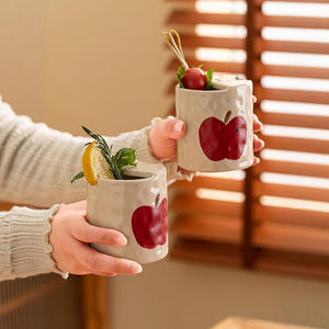 Taza de <span class=keywords><strong>café</strong></span> y té de cerámica de estilo europeo moderno Color bajo vidriado pintado a mano Linda taza de desayuno de mano para parejas - Product Image 4