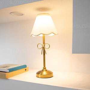 โคมไฟตั้งโต๊ะแบบไร้สาย ชาร์จไฟได้ สไตล์เรียบหรู สำหรับห้องนั่งเล่น ผ้าคลุมโคมไฟ LED สีทอง เหมาะสำหรับงานแต่งงาน ร้านอาหาร - Product Image 4