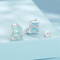 Anting-anting kecil anak-anak, perhiasan fashion hypoallergenic terbaru, anting-anting kecil anak-anak desainer Biru Bunga Tanpa Noda resin beruang perak lucu s925