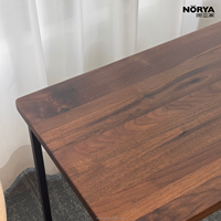 Table basse NORYA moderne en noyer massif avec structure de support géométrique distinctive pour salon, meubles en bois de noyer