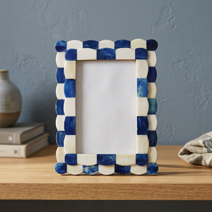 Cadre photo moderne en résine, design rectangulaire à rayures diagonales, à poser sur table, vertical, fait main, décoration d'intérieur, cadre photo personnalisé - Product Image 1
