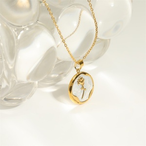 Collier vintage élégant en acier inoxydable avec pendentif en émail en forme de rose pour femmes - Product Image 4