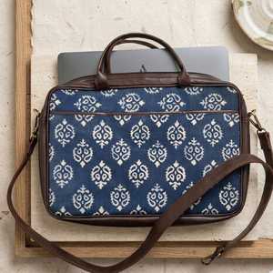 Bolso para portátil hecho a mano con estampado azul y cierre de cremallera, ecológico, profesional, para oficina y con correa. - Product Image 5