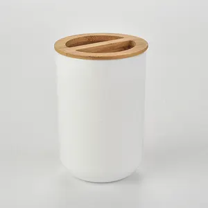 सफेद प्लास्टिक टूथब्रश धारक प्राकृतिक बांस ढक्कन के साथ