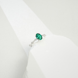 Niche Design Romantic Oval Cut <b>Emerald</b> Gemstone <b>Ring</b> with Rhodium Plating 925 <b>Silver</b> - Product Image 2