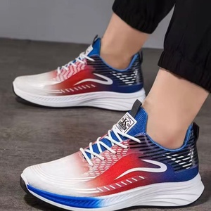 รองเท้าผ้าตาข่ายน้ำหนักเบาพิเศษสำหรับผู้ชาย สไตล์เดินเล่น ฤดูใบไม้ผลิ ฤดูร้อน ระบายอากาศได้ดี รองเท้ากีฬาลำลอง สวมใส่สบาย เหมาะสำหรับนักเรียน - Product Image 2