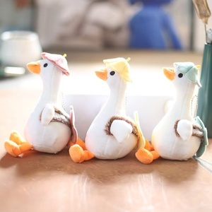 Pendentif décoratif en peluche d'oie blanche avec <span class=keywords><strong>petit</strong></span> chapeau de soleil et <span class=keywords><strong>bec</strong></span> orange, breloque de sac à dos, animal miniature Kawaii, mascotte douce - Product Image 4