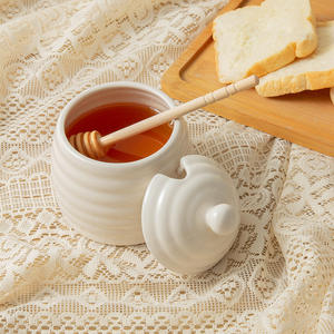 Tarro de miel de cerámica con tapa y cuchara, diseño de abeja blanca, contenedor redondo para almacenamiento de alimentos para uso en la cocina. - Product Image 5