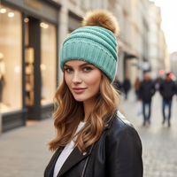 Bonnet en tricot jacquard avec visière et pompon amovible en fausse fourrure - Bonnet d'hiver chaud et extensible avec logo personnalisé pour hommes et femmes