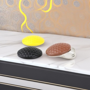 Marcador de Pelota de Golf 3D, Marcador de Posicionamiento Magnético, Fuerte Imán de Aleación de Zinc y Acero al Manganeso, Uso en Exteriores, Color Amarillo, Negro y Café - Product Image 1