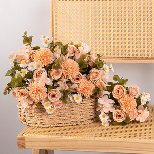 Ramo de Flores Artificiales de Gardenia, Guirnalda Ovalada de Rosas y Margaritas de Seda, Decoración para Arco de Boda, Decoración Duradera para Interiores y Exteriores - Product Image 1