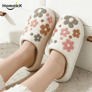 Chaussons en polaire Sherpa confortables pour femmes, antidérapants, pour la maison, avec un motif mignon pour les jours de match, chauds et douillets, pour l'hiver - Product Image 1