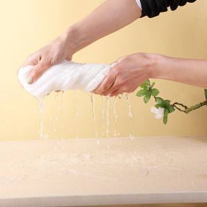 Serviettes compressées jetables 30x70cm 70x140cm en coton pur non tissé pour usage hôtelier, rectangulaires, couleur unie - Product Image 1