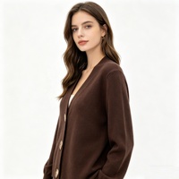 Cardigan en tricot décontracté pour femme, style col en V, décoré de boutons dorés, pull doux pour femme, idéal pour l'hiver, vente en gros