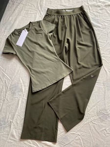 Set Yoga Estivo da Donna di Marca di Lusso Personalizzato AIL, Maniche Corte e Pantaloni a Gamba Larga, Traspirante e Confortevole - Product Image 5