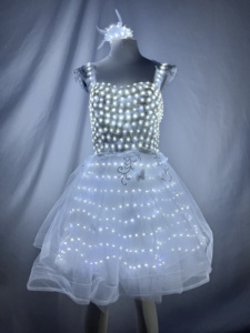 Robe de soirée lumineuse à LED pour femmes, robe de fée blanche scintillante avec coiffe en plumes, costume lumineux rechargeable - Product Image 3