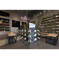 Maßgefertigte Hochwertige Herren-Sportschuh-Vitrine Einzigartiges Design Edelstahl Gehärtetes Glas Baishida Marken-Schaukasten