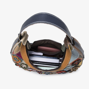 Bolso de mujer de cuero genuino con flores empalmadas en colores, adecuado para un solo hombro, cuerpo cruzado y transporte a mano - Product Image 3