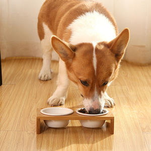 Station d'alimentation pour animaux de compagnie en bambou et bois, avec deux bols en céramique surélevés pour la nourriture et l'eau des chats et des chiens - Product Image 4