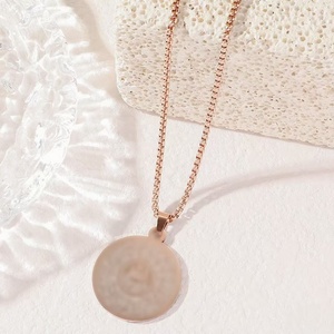 Collier en acier inoxydable à plaque ronde gravée de police personnalisée pour hommes à la mode-Collier sans décoloration pour femmes - Product Image 4