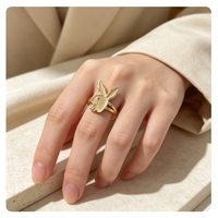 Bague personnalisée tendance en acier inoxydable plaqué or 18 carats avec serti clos, motif dessin animé mignon, cadeau de mariage de créateur