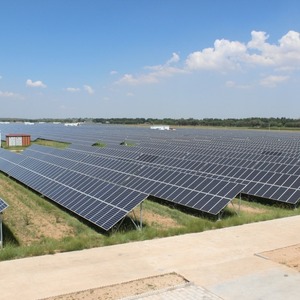 Sistema de Energía Solar de 30KW Monocristalino con Montaje en Suelo, Controlador MPPT Industrial, Kit Completo - Product Image 3