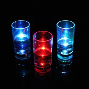 Verres à liqueur clignotants à DEL personnalisés gobelet lumineux <span class=keywords><strong>dans</strong></span> <span class=keywords><strong>le</strong></span> <span class=keywords><strong>noir</strong></span> pour <span class=keywords><strong>le</strong></span> bar et Noël verres à liqueur à DEL - Product Image 6