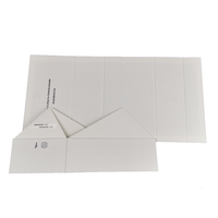 Boîte cadeau rigide en carton blanc mat sur mesure, fermeture magnétique, matériaux recyclés, papier couché, personnalisable, chaussettes en fourrure