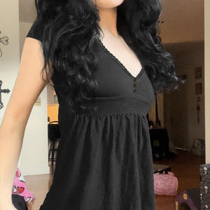 Camiseta negra de manga corta con cuello en V para mujer, con ribete de encaje, detalle de botones, cintura alta, plisada, holgada, informal, para uso diario - Product Image 2