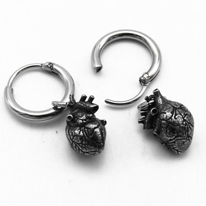 Yunnique Boucles d'oreilles en forme de cœur en acier inoxydable, design rétro pour hommes et femmes - Product Image 4