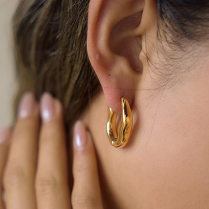 Pendientes de Aro Irregulares Ondulados <span class=keywords><strong>en</strong></span> Oro para Mujer, Impermeables, Chapados <span class=keywords><strong>en</strong></span> Oro de 18K, Acero Inoxidable, Textura Orgánica, Aros Gruesos, Joyería - Product Image 3