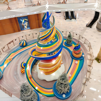 Sculpture d'arbre de Noël abstraite en fibre de verre sur mesure, statue géante d'arbre de Noël courbé avec décorations festives pour parc à thème et festival