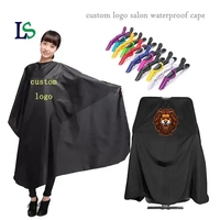 Cape de barbier personnalisée avec impression et broderie, attaches de haute qualité, imperméable, résistante aux produits chimiques, cape de coiffure pour salon, coupe de cheveux