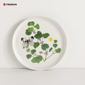 Assiette de présentation en porcelaine fine avec décor floral blanc, design personnalisé, pour mariage, restaurant et décoration murale. - Product Image 2