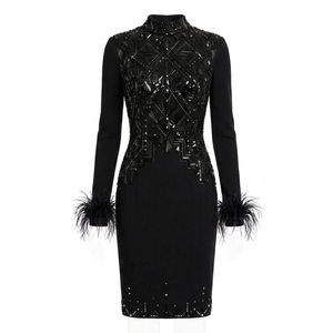 Robe de cocktail moderne noire ornée de plumes, élégante, pour soirée, de luxe, de créateur, longueur ras du sol - Product Image 3