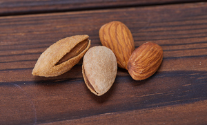 Almendras Orgánicas Premium de California |   Frutos Secos Enteros Tostados Sin OGM al por Mayor para Hornear y Comer - Product Image 3