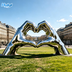 Sculpture personnalisée moderne en acier inoxydable poli en forme de mains en cœur, pour projets d'art public - Product Image 2