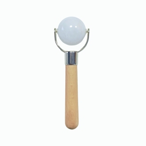 Rouleau de massage facial à tête unique en jade blanc avec manche en bois pour soins de beauté - Product Image 1